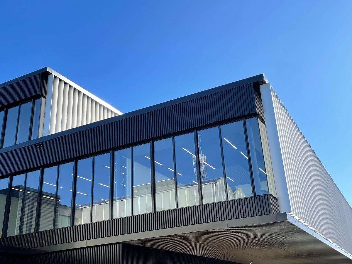 Photo : façade contemporaine à brise-soleil verticaux et vitrages