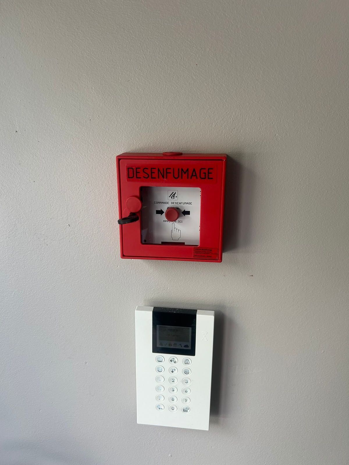 Photo : boîtier de commande désenfumage